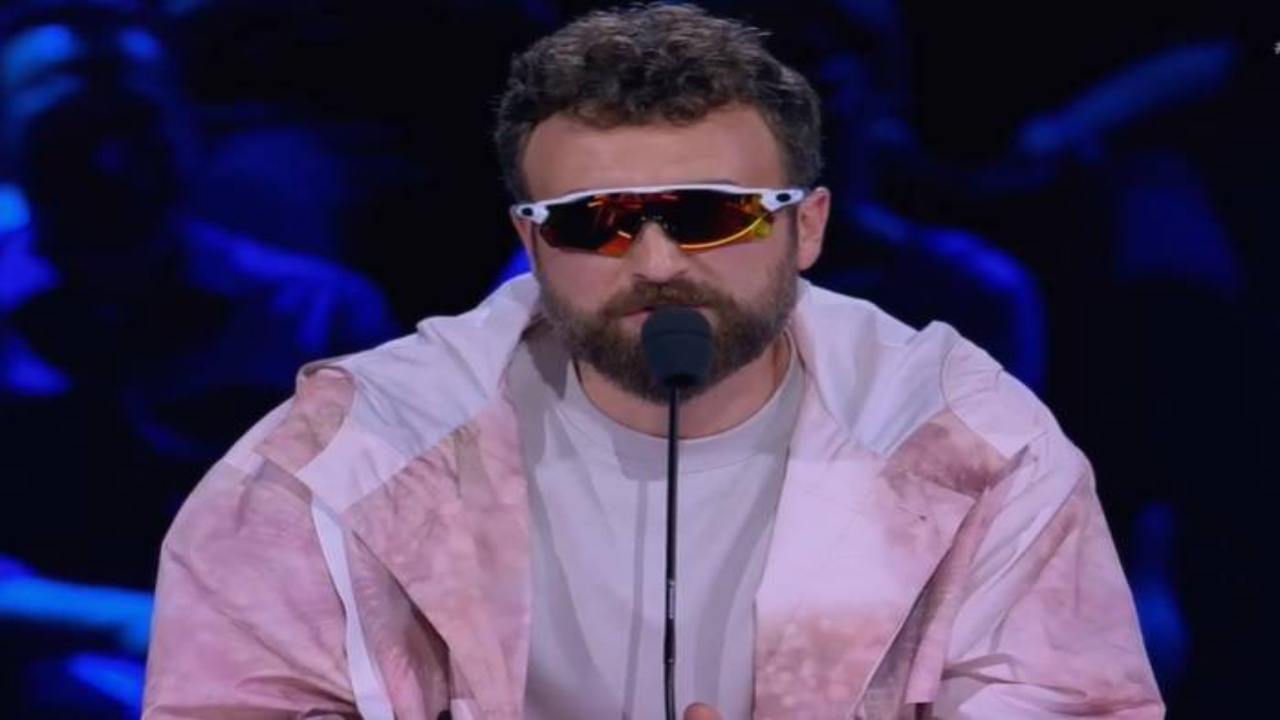 X Factor, ecco perchè Dargen D'Amico indossa sempre gli occhiali da sole-Ilovetrading.it