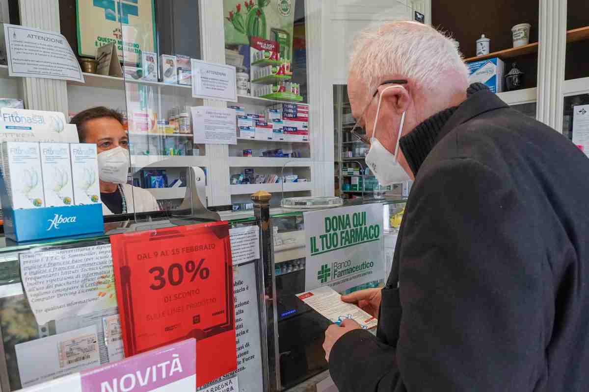 Anziano in farmacia