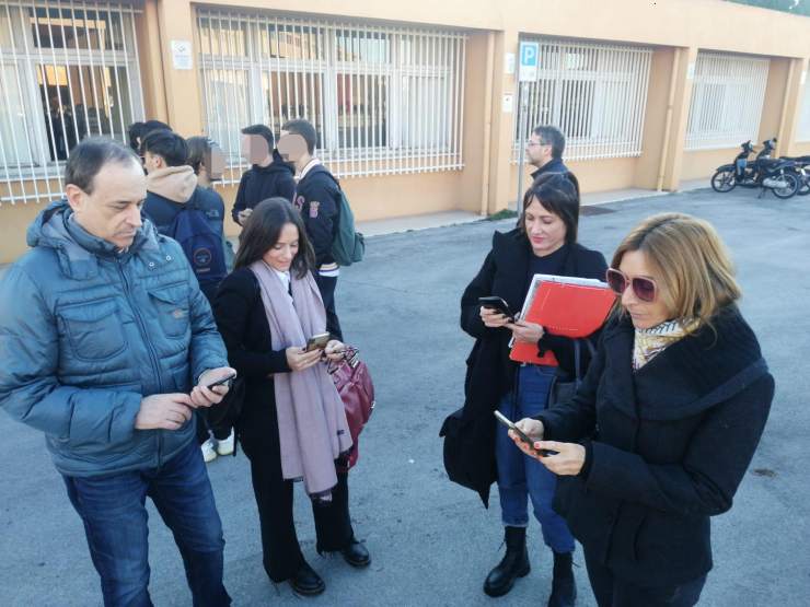 professori davanti a una scuola
