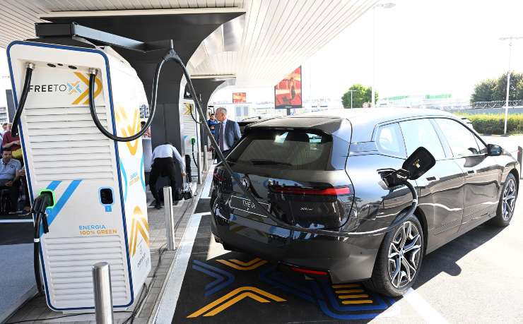 auto elettrica in ricarica