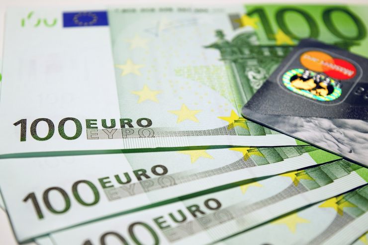 Banconote euro e Bancomat