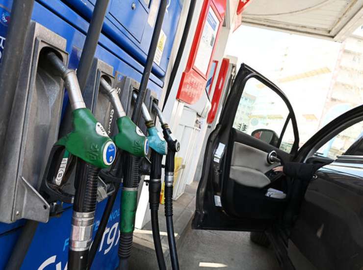 Tanti italiani fanno benzina e se ne vanno senza pagare: cosa rischiano