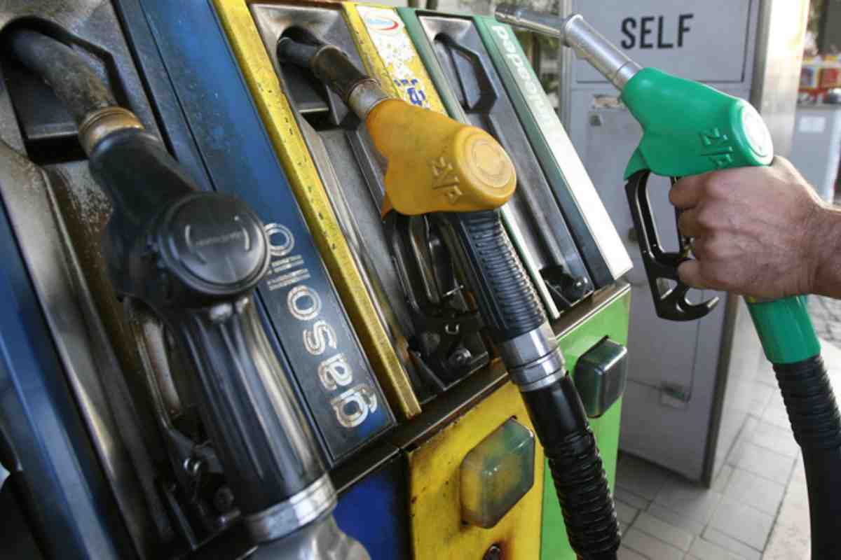 Tanti italiani fanno benzina e se ne vanno senza pagare: cosa rischiano
