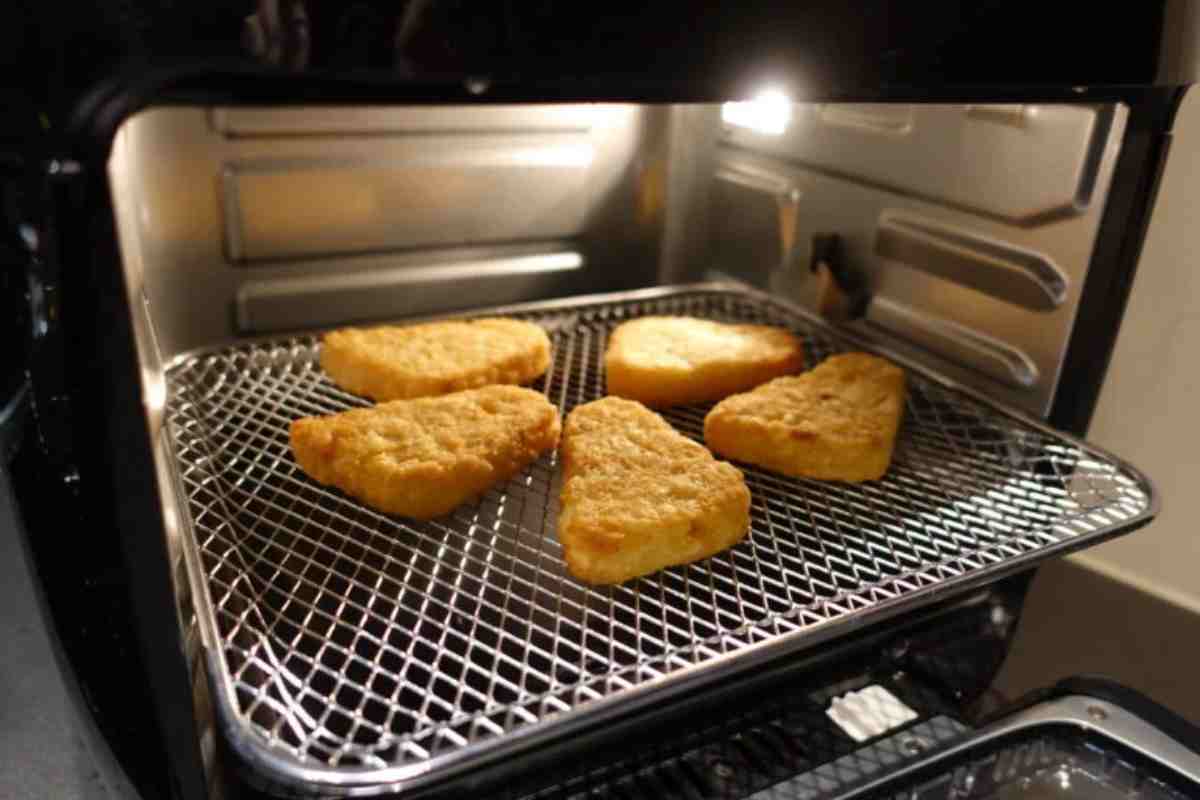 Friggitrice ad aria o forno elettrico: sulla bolletta uno è salvezza e altra stangata