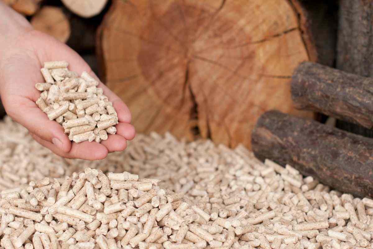 Il pellet è arrivato a 15 euro il sacco: quando calerà il prezzo | C'è la data