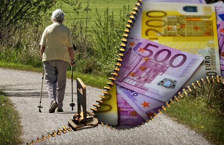 Pensionata e banconote