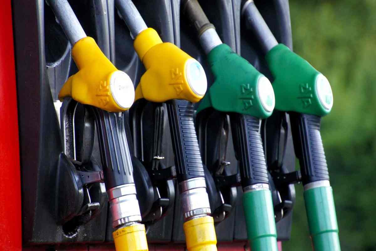 Prezzo benzina, 5 grandi distributori sotto inchiesta: la lista completa, truffa su oltre mille pompe