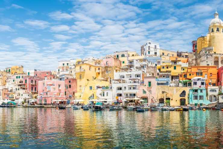 Vacanze, tra le mete più desiderate spunta un'isola italiana: costa pochissimo