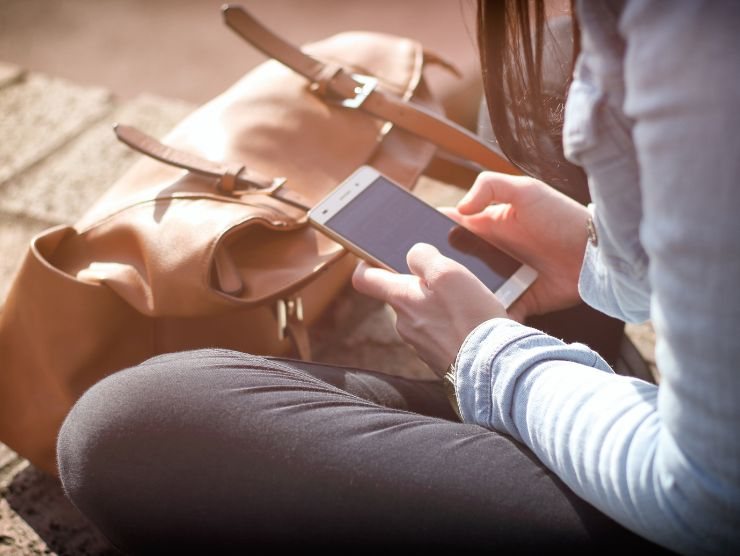 cellulare in mano ad una donna