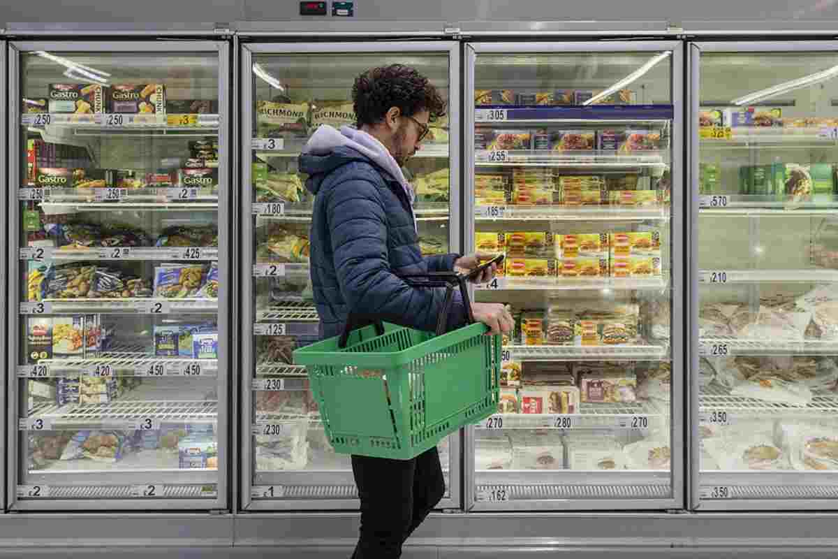 Spesa al supermercato: se porti con te lo smartphone arriva la stangata, confermato