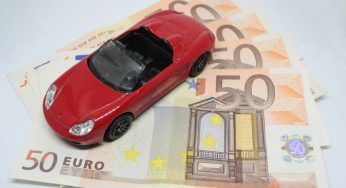 Assicurazione auto, 5 trucchi per risparmiare sulla polizza: pagherai fino al 50% in meno