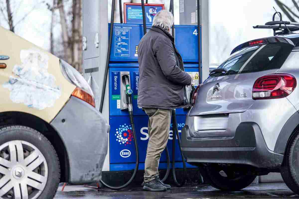 app caro carburante novità emendamento decreto trasparenza