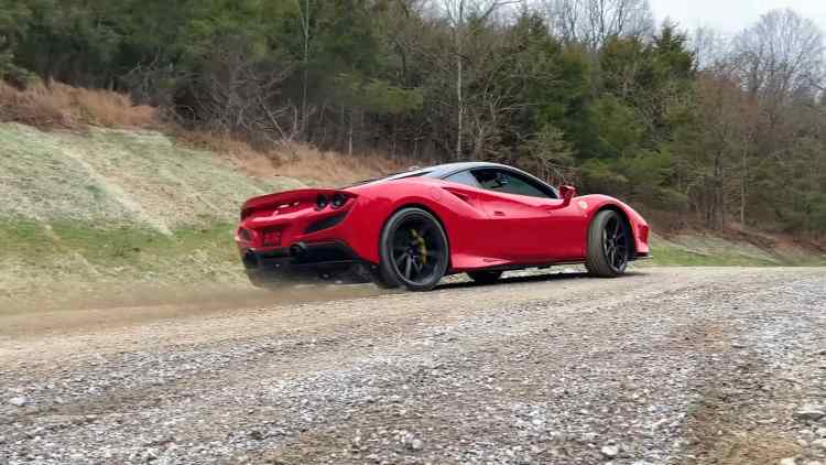 Una Ferrari usata come un'auto da rally - www.ilovetrading.it