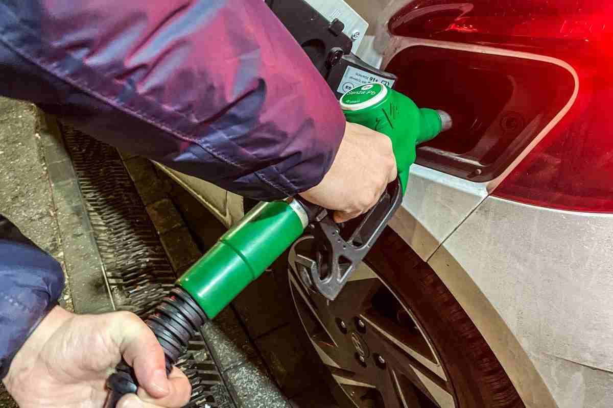 app caro carburante novità emendamento decreto trasparenza