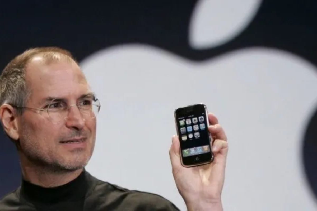 Steve Jobs e il primo iphone, uscito nel 2007