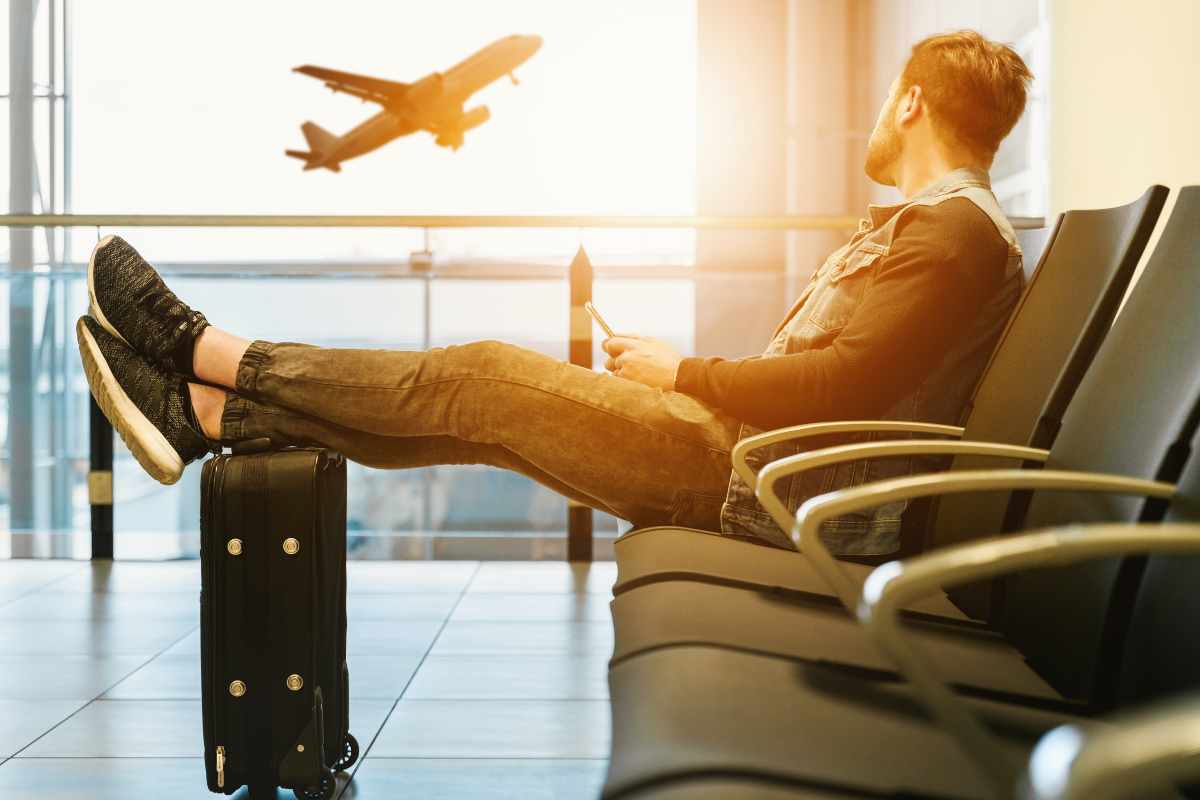 ragazzo viaggiare gratis vouche vacanza