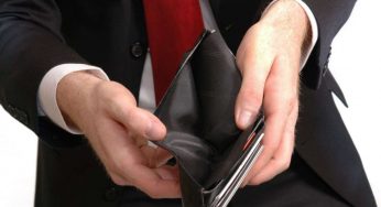 Gli errori che commettiamo tutti nella gestione dei nostri soldi e non ce ne accorgiamo