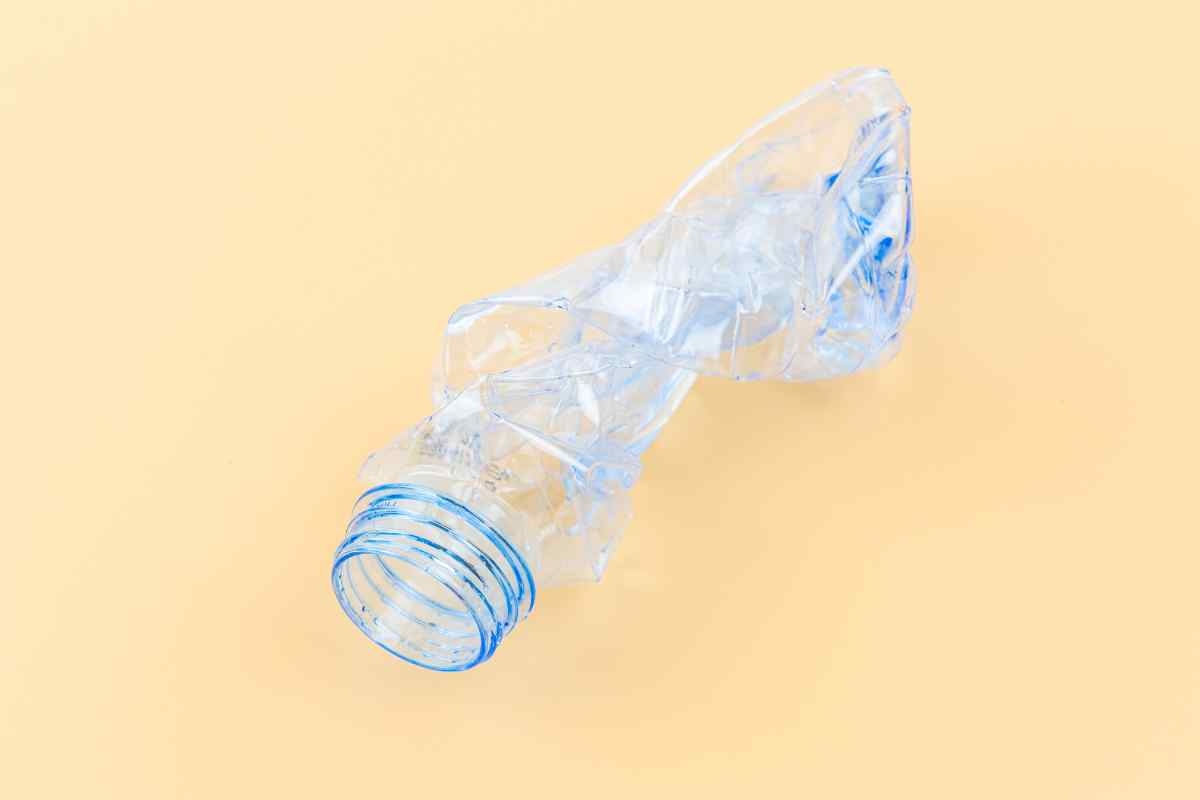 Schiacciare bottiglie plastica