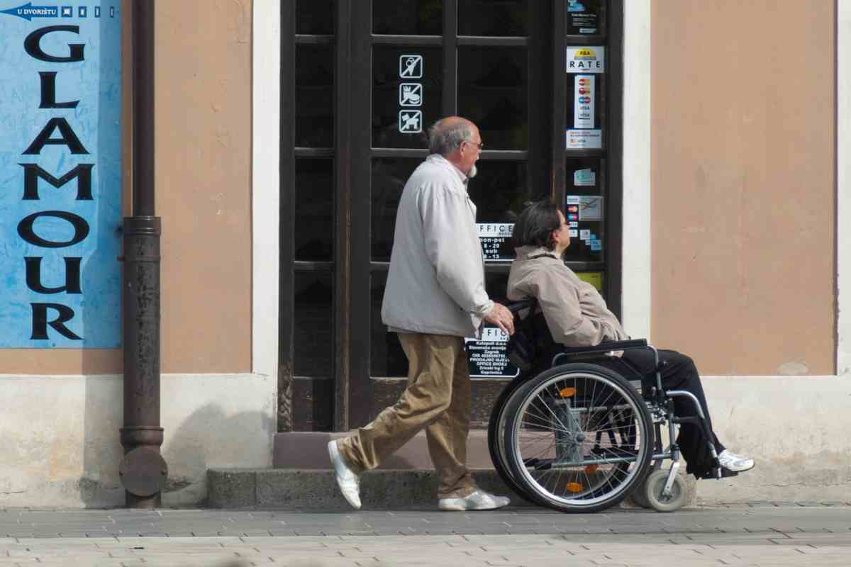 Sconti sulle bollette per chi ha familiari con la 104