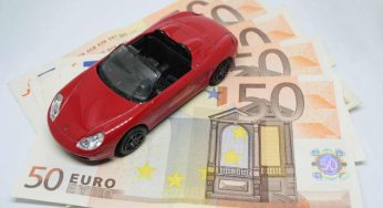 Assicurazione auto, puoi risparmiare parecchio: fai questa semplice operazione