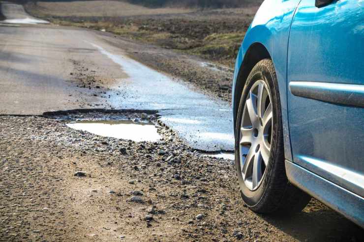 Buca sulla strada: segui questa procedura