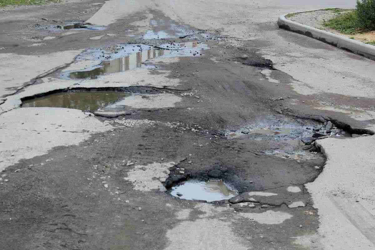 Buca sulla strada: segui questa procedura