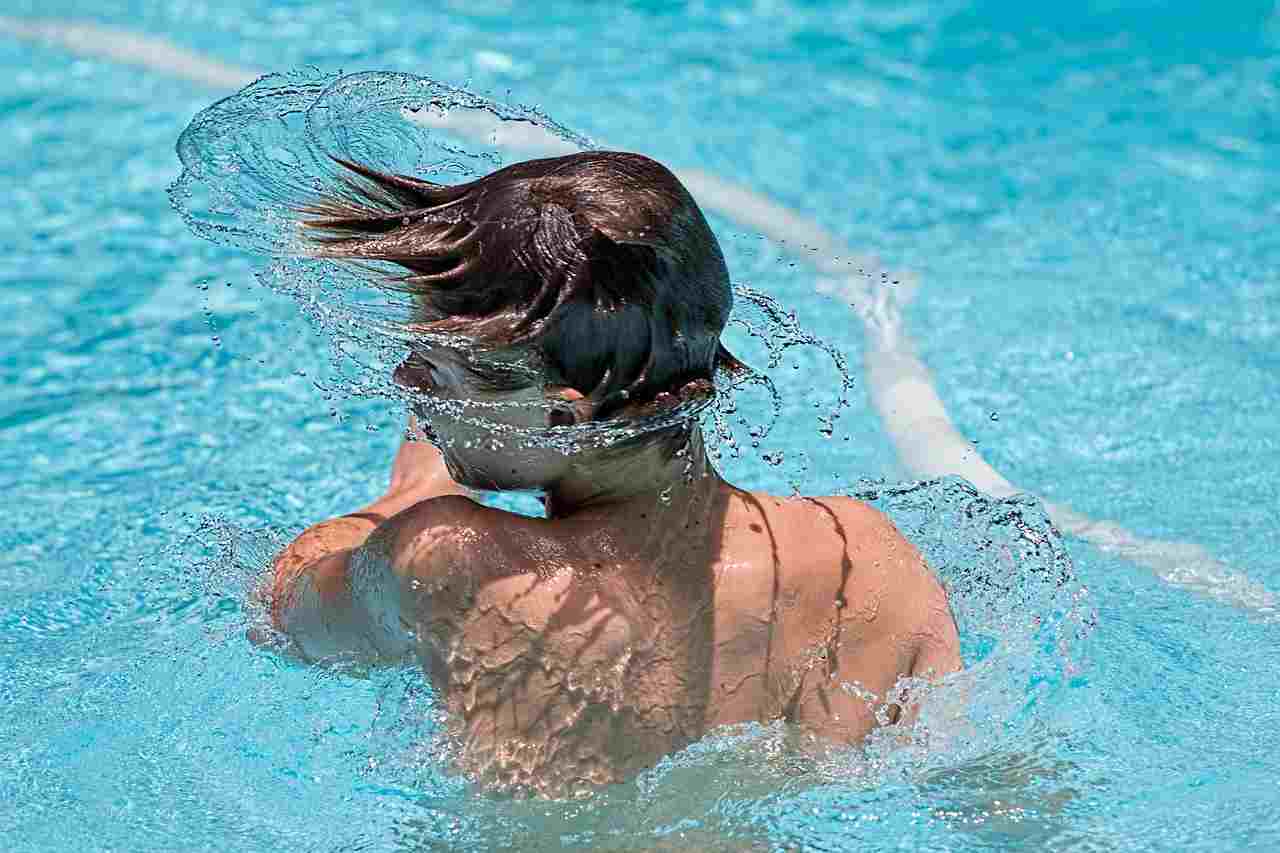 capelli piscina nuotatrice