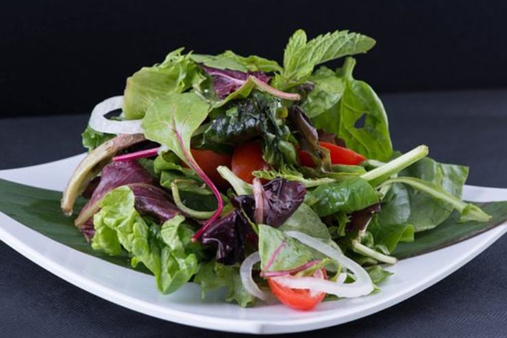 Prezzo alto e comodità: vantaggi e svantaggi dell'insalata in busta