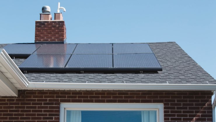 Cosa sono le tegole fotovoltaiche, i vantaggi e quanto costano
