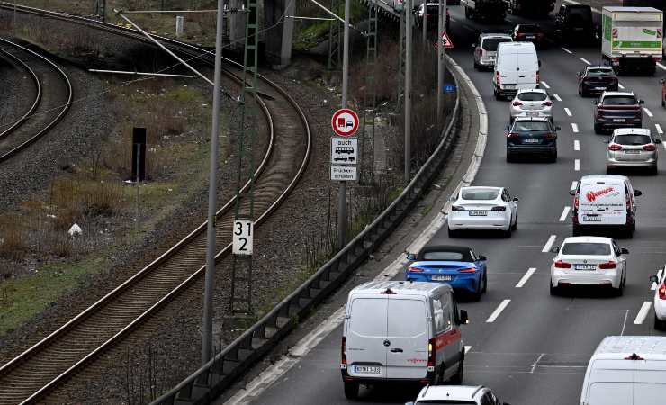 Viaggiare gratis, non soltanto in Germania: le autostrade gratuite