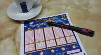 Non vuole dividere con il marito la vincita alla lotteria: “Voglio viaggiare da sola”