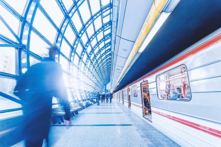 Stazione ferroviaria, come risparmiare sui biglietti dei mezzi pubblici 