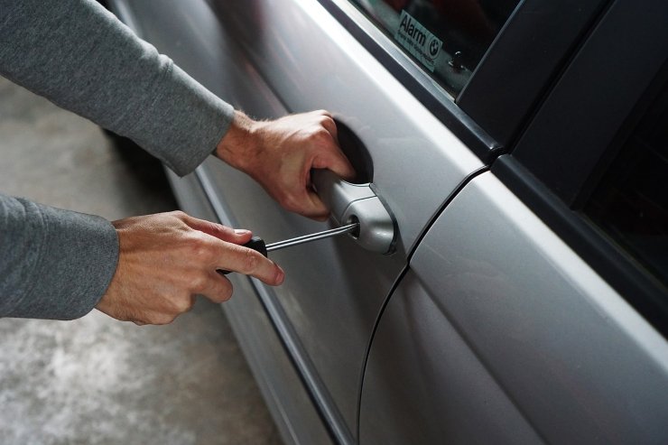 Staccare la batteria e evitare di lasciare oggetti in vista può evitare il furto dell'auto