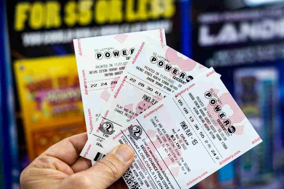 Vince 120 milioni di euro alla lotteria, ma la decisione che prende è incredibile