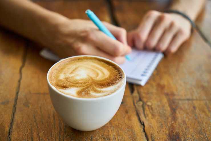 I fondi del caffè puliscono e deodorano