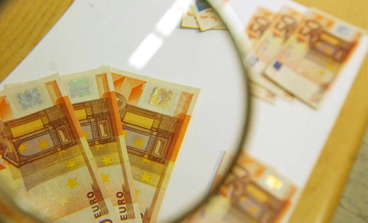 Come chiedere il rimborso in caso di operazioni illecita sulla carta di debito