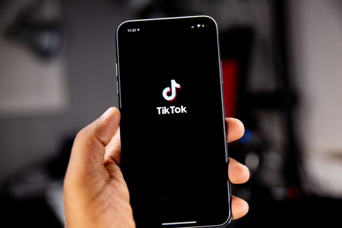 prete con spunta blu su Tiktok è il secondo al mondo