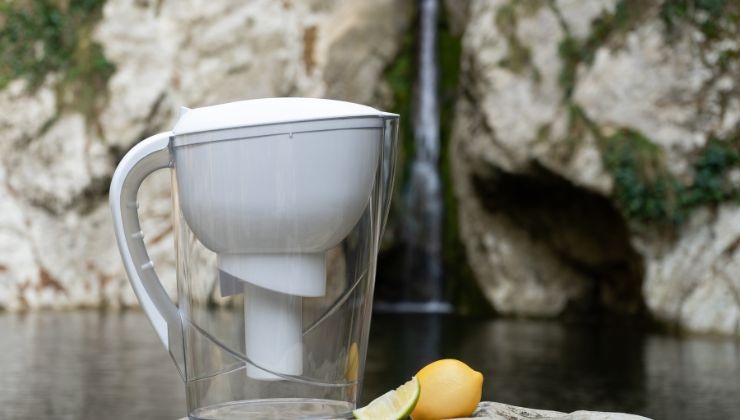 Con le caraffe filtranti per l'acqua risparmiamo