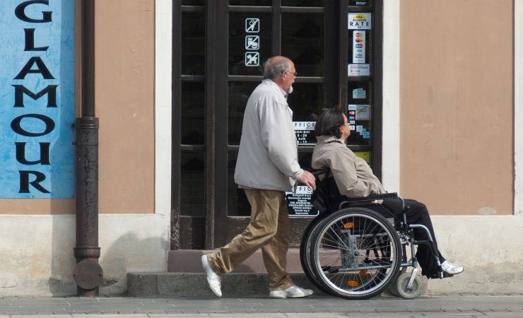 Assegno di accompagnamento, il disabile può versarlo al caregiver