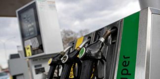Benzina a 2,5 euro al litro