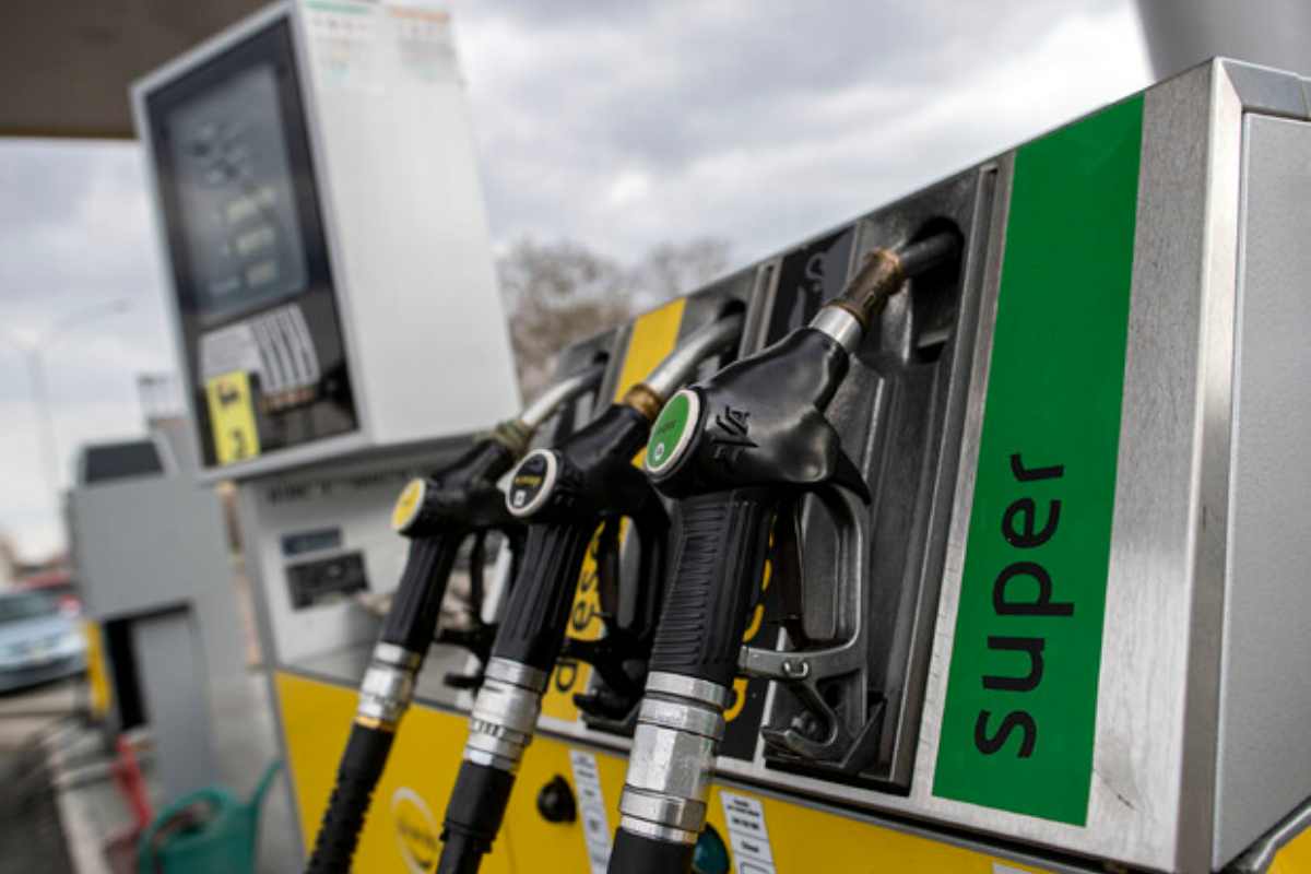 Benzina a 2,5 euro al litro