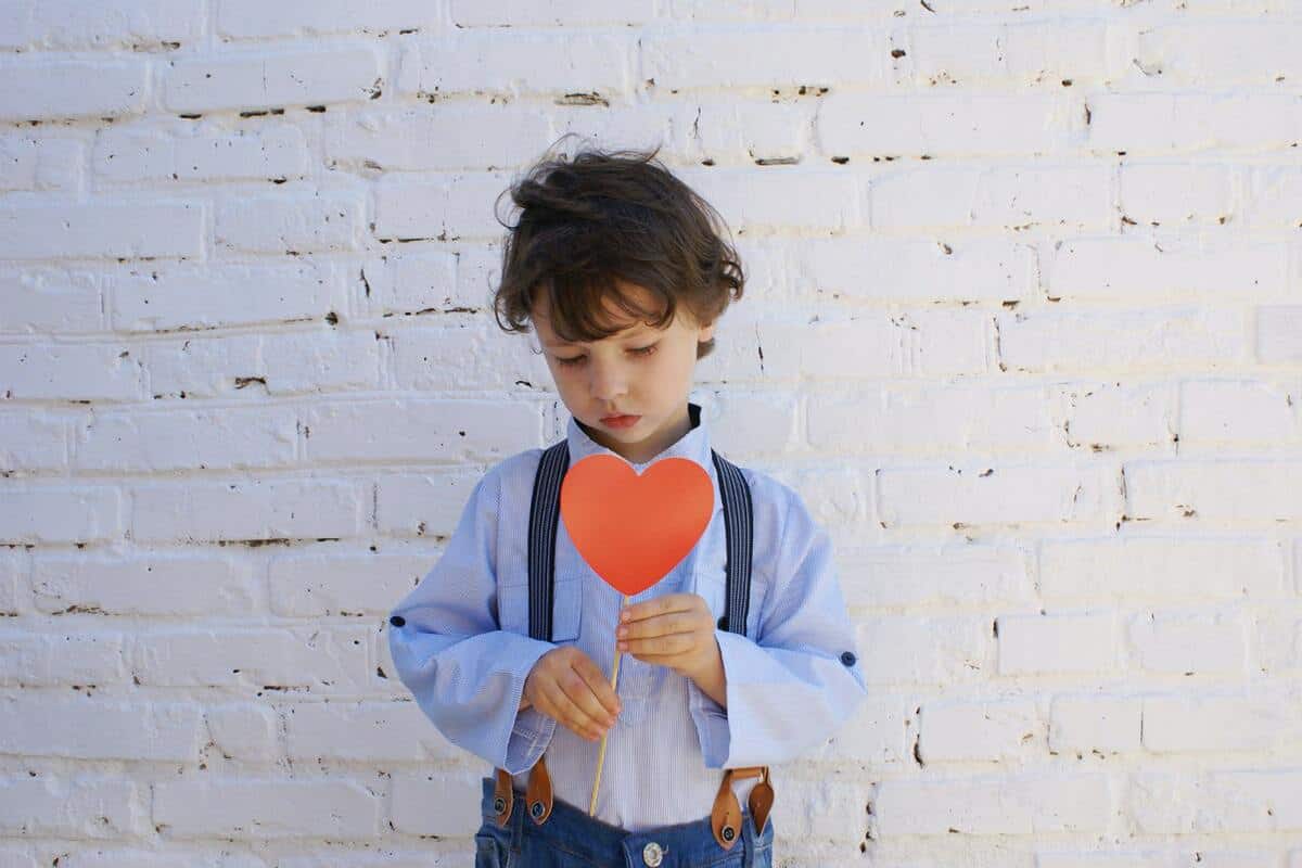 bambino con un cuore in mano