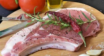 L’errore che fanno tutti quando toccano la carne cruda: è davvero pericoloso