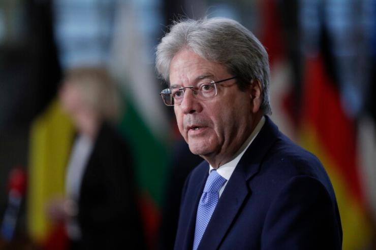 Gentiloni bacchetta l'Italia sugli sprechi