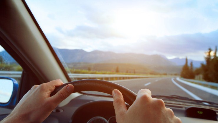 Guidare a destra o a sinistra: vantaggi e svantaggi