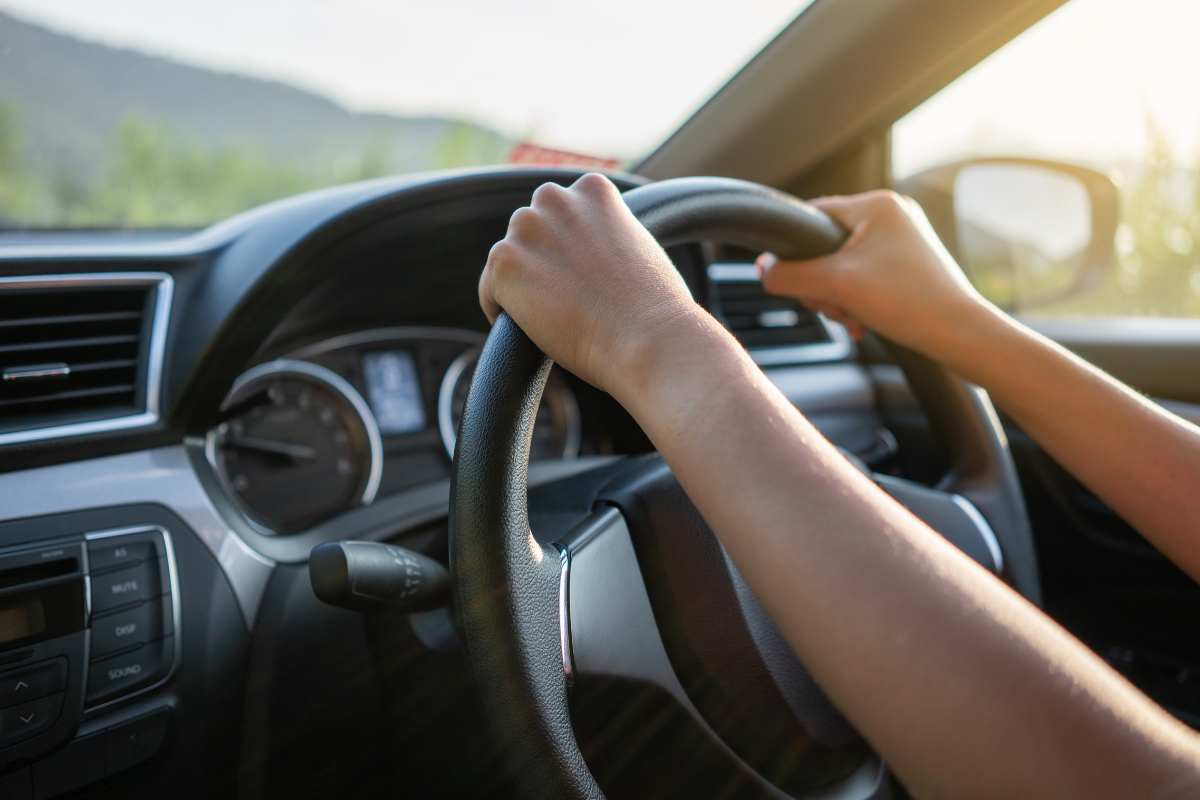 Guida auto intestata a terzi: i rischi