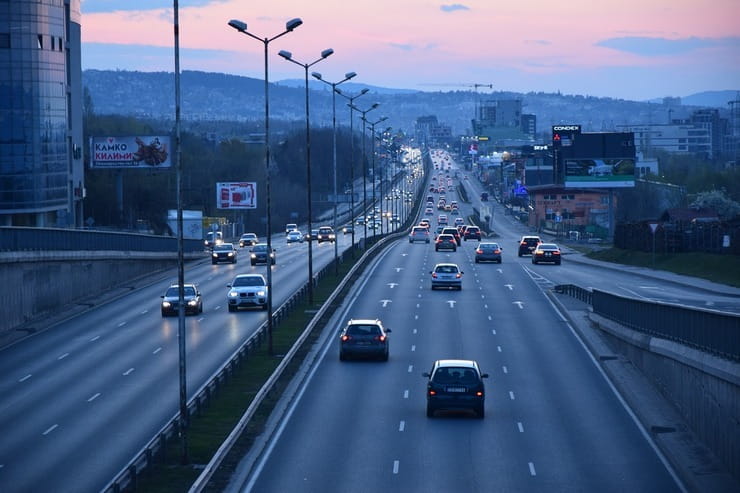 macchine in autostrada 