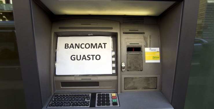 In Italia spariscono i bancomat