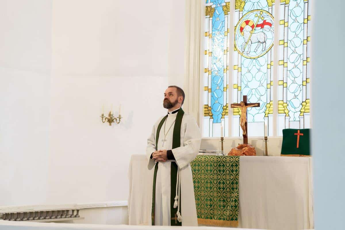 sacerdote in chiesa