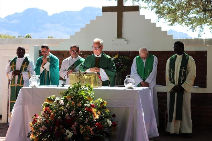 sacerdoti in chiesa